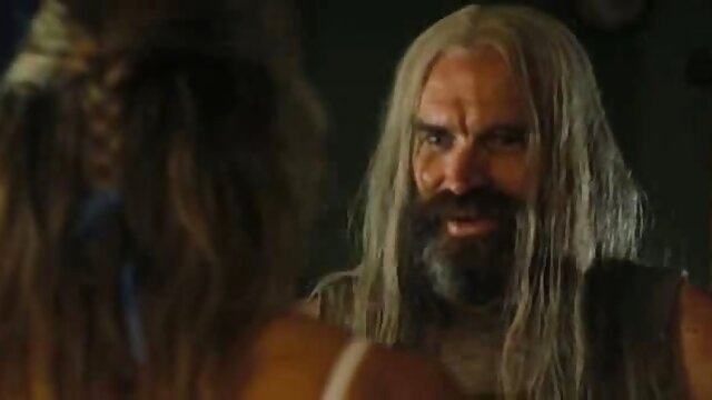 支配的な女性は男性に鳥を舐めるように命じた。 一徹 えろ