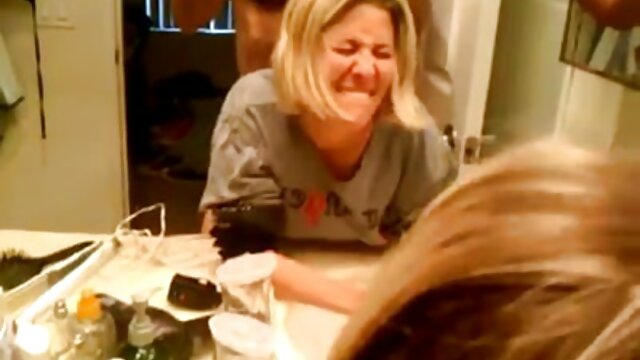 楽しいロシアのカップル、バスルーム 女性 向け アダルト 一徹