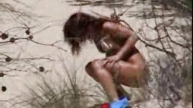 女の子は浴室で毛深い猫を示しています。 アダルト 動画 一徹