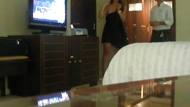 男のペニスに奉仕するいたずらな女の子。 鈴木 一徹 エロ