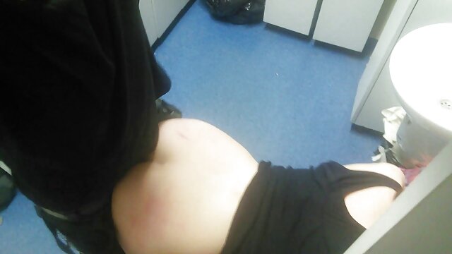 女の子はハンサムな男性の馬でそれを届けました。 一徹 アダルト