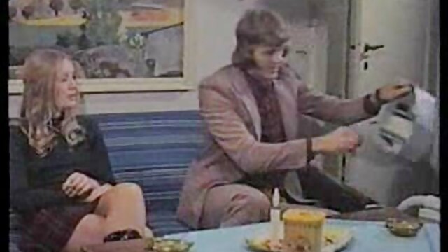 裸の美しいおっぱいポーズを持つ若い女の子。 鈴木 一徹 エロ 動画 無料